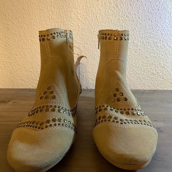 - Matisse tan studded suede boots size 7.5 - Picture 2 of 6